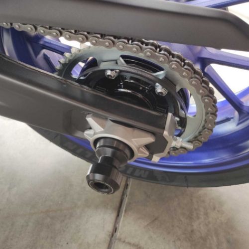 Rear Axle Sliders for Yamaha R7 / MT07 / XSR700