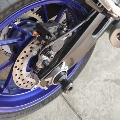 Rear Axle Sliders for Yamaha R7 / MT07 / XSR700